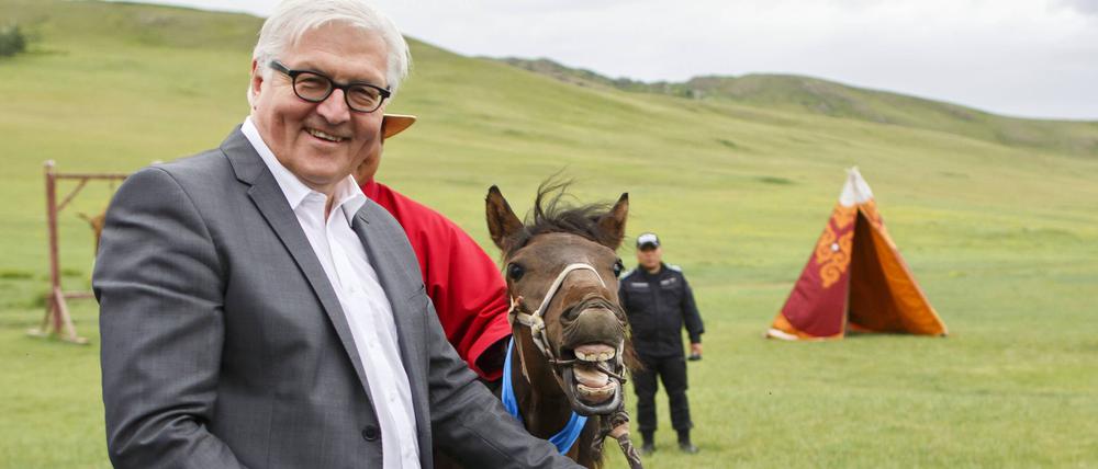 Bundesaußenminister Frank-Walter Steinmeier, SPD, bekommt 2014 während einer Mini-Naadam-Vorführung im Chinggis Khuree Camp nahe Ulan Bator ein Pferd mit dem Namen „Donnernde Hufe“ geschenkt.