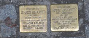 Zwei Stolpersteine in Salzburg erinnern an Personen, die im dritten Reich Mitglieder der Zeugen Jehovas waren und deshalb den Kriegsdienst verweigerten und die wegen ihrer Überzeugung in einem der damaligen deutschen Konzentrationslager landeten. 