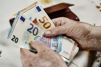 Reicht das Geld im Alter? Viele sind da skeptisch. Foto: IMAGO / imagebroker