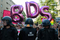 Schon früher trat die Antiisrael-Organisation BDS bei queeren Demos in Berlin in Erscheinung, wie hier beim "Radical Queer March" 2019. Foto: Christian Mang/ imago