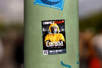 Ein Sticker für das Compact-Magazin am Rande einer Demo von Gegnern der Corona-Maßnahmen in Köln. Foto: imago image