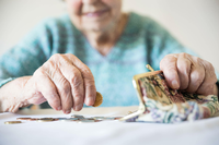 Auch Rentner:innen leiden besonders stark unter den gestiegenen Preisen. Foto: Imago/Panthermedia