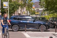Parkplätze sind knapp in Berlin. Durch die vielen großen SUVs wird es entlang der Straßen noch enger. Foto: Stefan Zeitz / imago images