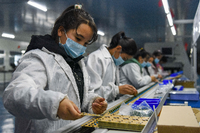 Uiguren verrichten in chinesischen Umerziehungslagern Menschenrechtsberichte zufolge Zwangsarbeit. Apple profitiert davon und will ein US-Gesetz abschwächen. Foto: Imago