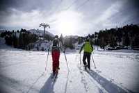 Für das Skitouring braucht es nicht viel. Ohne Skiurlaub kann es zur echten Alternative werden. Foto: Imago