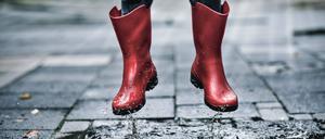 Feet of little girl wearing rubber boots jumping over small puddle model released Symbolfoto FLLF00518