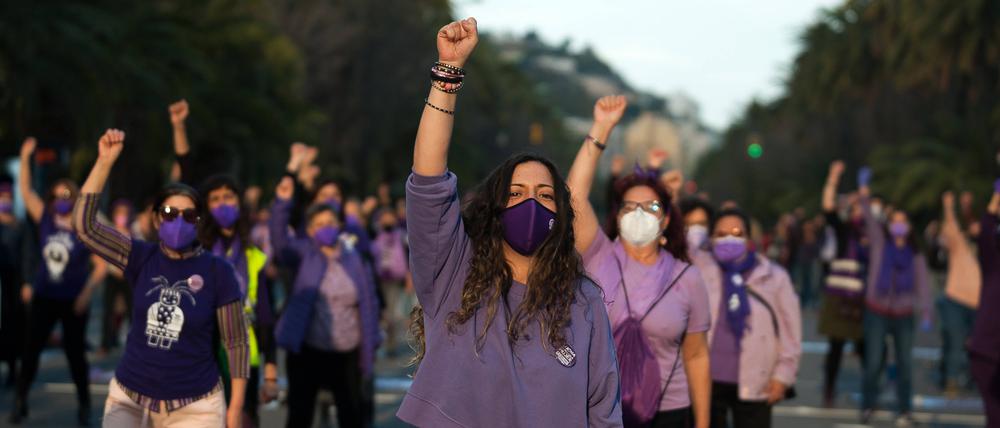 In Malaga protestieren Frauen gegen männliche Gewalt.