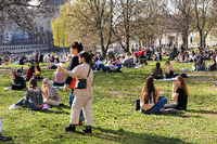 Größere Gruppen in Parks ab Sonntag: Geimpfte und Genesene zählen nicht mehr dazu bei privaten Treffen. Foto: Imago