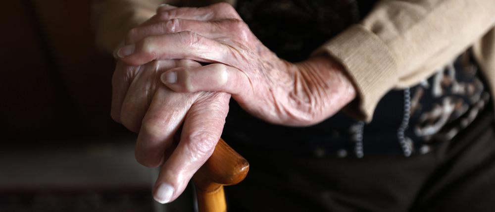 Eine 97-jährige Seniorin sitzt in ihrem Zimmer in einem Seniorenwohnheim.