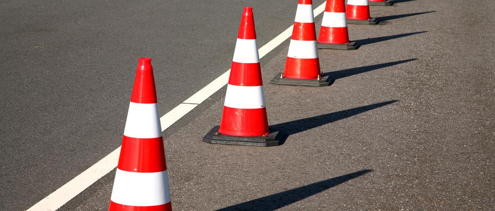 cone as a road barrier, 20.11.2006, Copyright: xwkx Panthermedia00483829