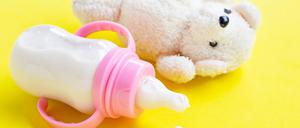 Bottle of milk for baby with toy white bear on yellow background., 14.10.2020, Copyright: xbowonpatx Panthermedia28401097
