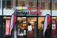 Bunte Fassade, entschlossenes Vorgehen: "Ernsting's Family" klagt gegen die Pflicht, 2G zu kontrollieren. Foto: imago/Michael Gstettenbauer