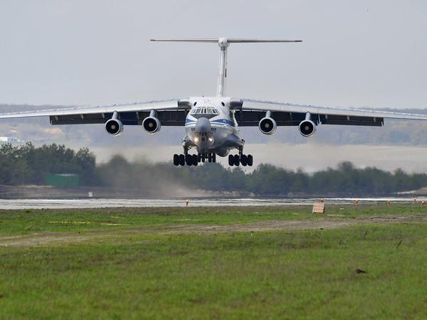 Ein schweres Transportflugzeug vom Typ Iljuschin Il-76MD, wie sie in Pskow getroffen wurden.