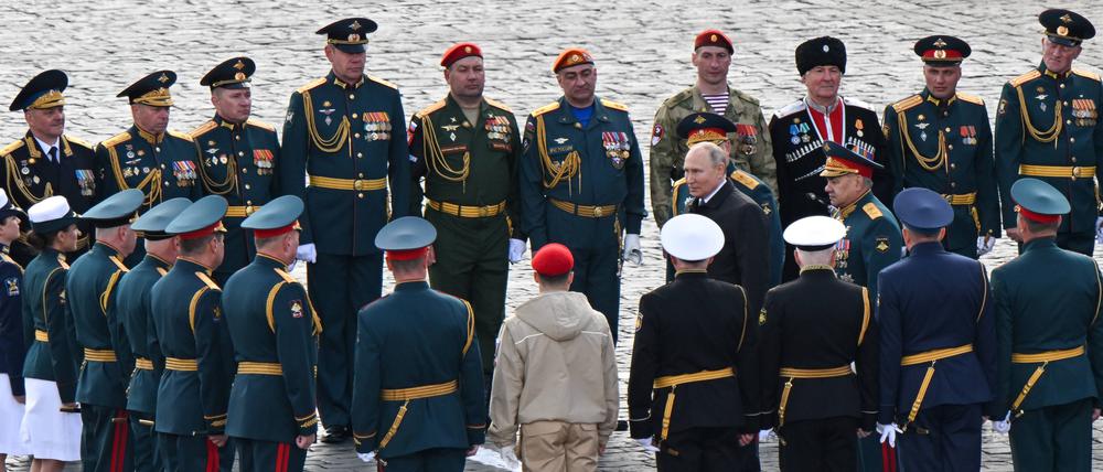 Der russische Präsident Wladimir Putin und der russische Verteidigungsminister Sergej Schoigu nach einer Militärparade anlässlich des 77. Jahrestages des Sieges über Nazi-Deutschland im Zweiten Weltkrieg. (Archiv)
