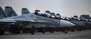 Russische Kampfjets vom Sukhoi Su-35 auf einer Militärbasis im Juli 2021.