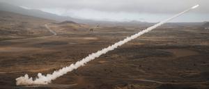 Eine Rakete wird von einem amerikanischem Himars-Mehrfachraketenwerfer während einer Militärübung auf Hawaii abgefeuert. Auch die nun an die Ukraine zugesagten GLSDB-Raketen lassen sich von diesem System abfeuern.