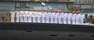 Eine russische Militärparade am 31. Juli 2022 in Zolotoy Rog. Die Matrosen stehen auf einem U-Boot der Kilo-Klasse.