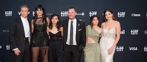 Matthias Schweighofer, Sara Mardini, Schauspielerin Manal Issa, Sven Spannekrebs, Schauspielerin Nathalie Issa and Yusra Mardini auf dem Roten Teppich.
