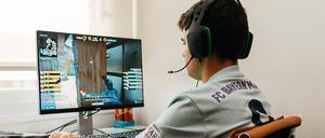 Ein Teenager spielt „Counter-Strike Global Offensive“ auf einem PC in Madrid (Archivbild).