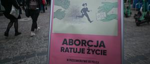 Ein Poster von Protesten gegen das Abtreibungsverbot steht in Krakau. 