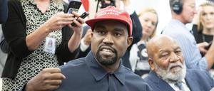 Kanye West trägt eine Kappe mit Trumps Wahl-Slogan „Make Amerca great again“.