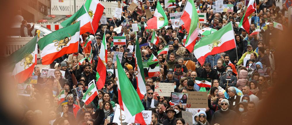 Bei einer Demonstration in Köln zeigen Menschen ihre Solidarität für die iranische Protestbewegung.