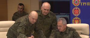  Der russische Verteidigungsminister Sergei Sergei Shoigu (r.) und der General der „Militäroperation“ in der Ukraine Sergei Surovikin (l.) bei einem gemeinsamen Treffen.