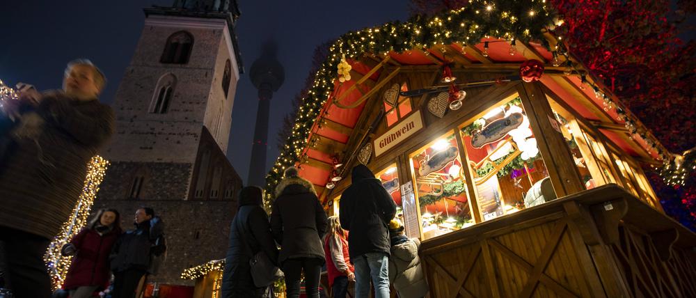 Menschen bei der Eröffnung des Weihnachtmarkts am Alexanderplatz in Berlin am 21. November 2022.