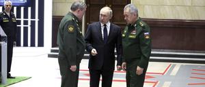 Russlands Präsident Wladimir Putin, Verteidigungsminister Sergei Shoigu und der neue Befehlshaber der russischen Truppen General Gerassimow.
