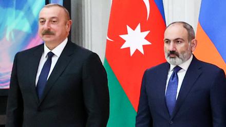 Nikol Paschinjan (Armenien) und Ilham Alijew (Aserbaidschan) bei einem Treffen in St. Petersburg Russland am 26. dezember 2022.  