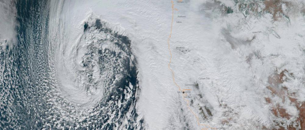 Das Satellitenbild zeigt einen Wirbelsturm, der sich am 4. Januar 2023 Kalifornien nähert.