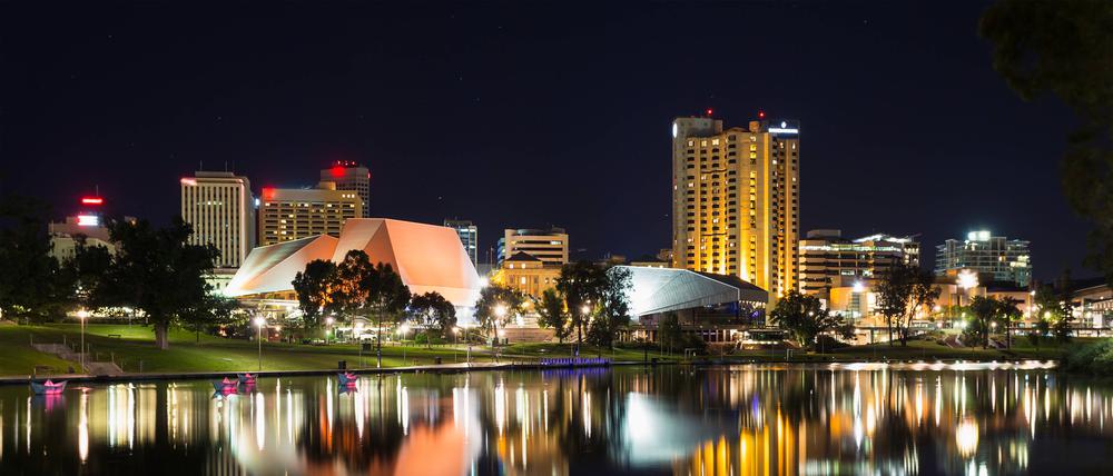 Die Skyline von Adelaide bei Nacht.