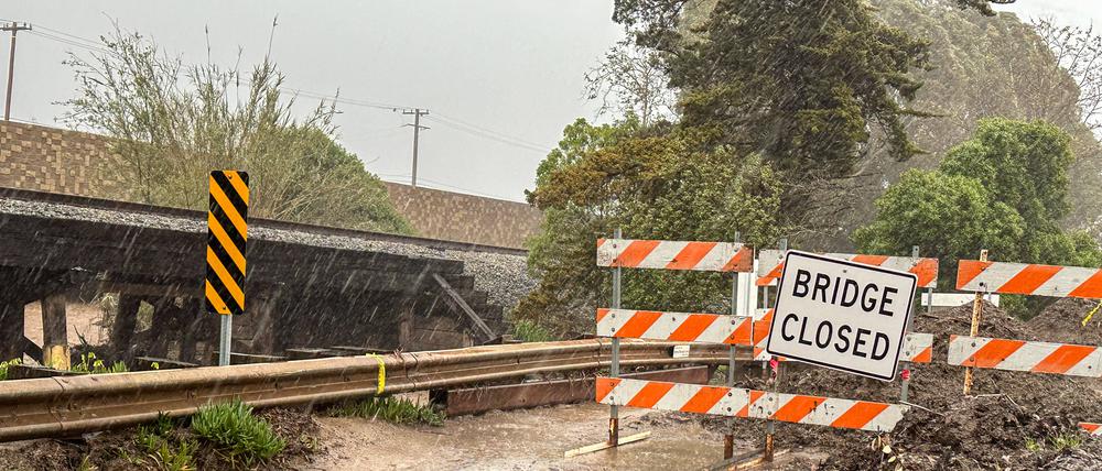 21. März 2023, Kalifornien: Die Padero Lane Road ist infolge von Regen und einem Orkan gesperrt.