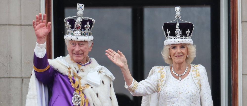 König Charles III. und Königin Camilla nach der Krönung auf dem Balkon des Buckingham Palace.