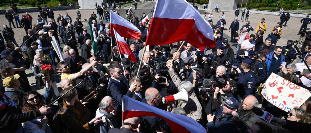 Der russische Botschafter Sergej Andrejew wird von Demonstrierenden in Polen umzingelt.