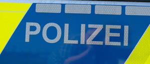 Der Polizeischriftzug auf einem Streifenwagen.
