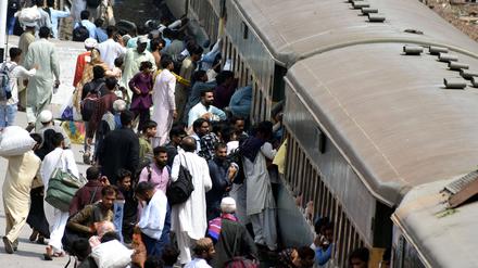 Ein Zug auf einem Bahnhof in Lahore, Pakistan (Archivbild).