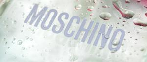 Das Logo von Moschino auf einer Parfumflasche (Archivfoto),