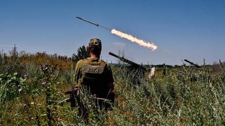 Ukrainische Soldaten feuern mit einem Raketenwerfer auf russische Stellungen im Süden.