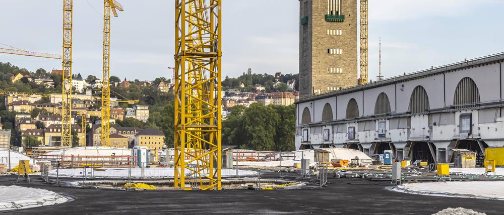 Die Baustelle des Projekts Stuttgart 21 am 24. August 2023. Das Dach der künftigen unteridischen Bahnsteighalle ist weitgehend geschlossen.