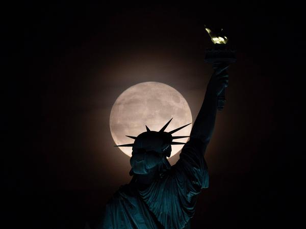 Am 30. August 2023 ging der Supermond in New York über der Freiheitsstatue auf.