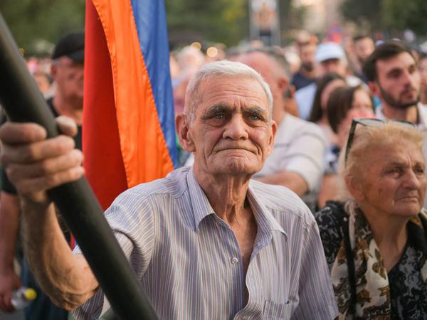 In Eriwan (Armenien) demonstrierten am 2. September 2023 Menschen für die Öffnung des Latschin-Korridors. Der Korridor wird für Lieferungen humanitärer Hilfsgüter genutzt.