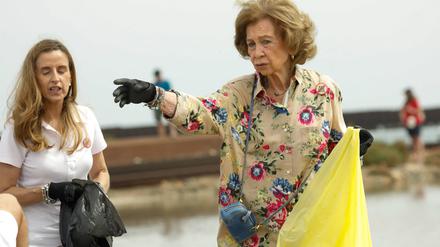 Spaniens Altkönigin Sofia beim Müllsammeln am Strand.