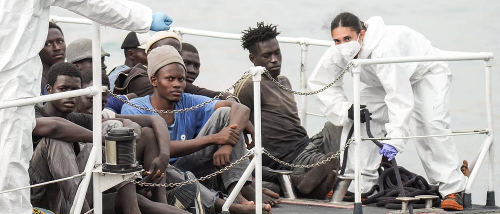 200 Migranten erreichten am 21. September 2023 auf einem Boot der Küstenwache Lampedusa.