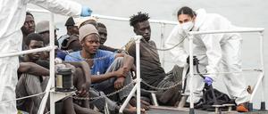 200 Migranten erreichten am 21. September 2023 auf einem Boot der Küstenwache Lampedusa.