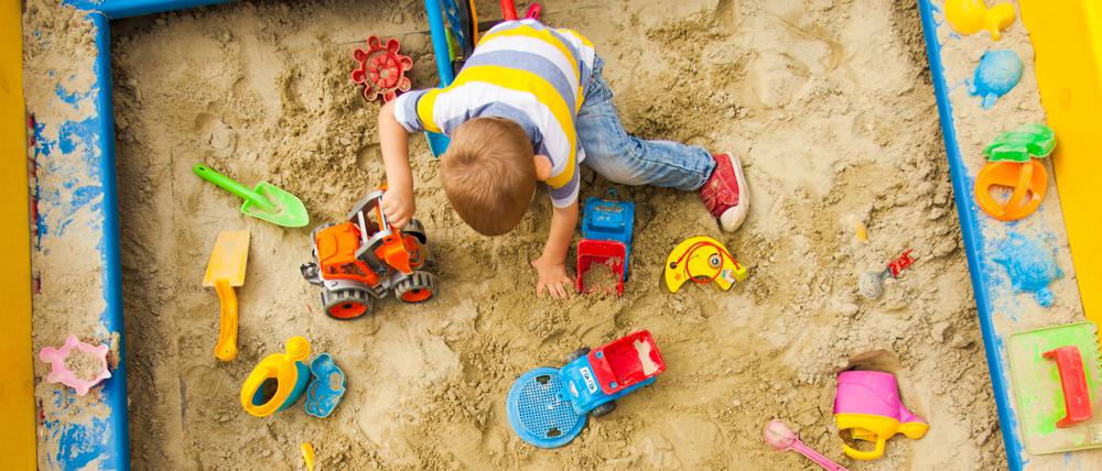 Kinder spielen in der Sandkiste