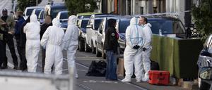 Polizisten und Forensiker stehen nach dem Anschlag in Brüssel in einer abgesperrten Straße am Tatort.