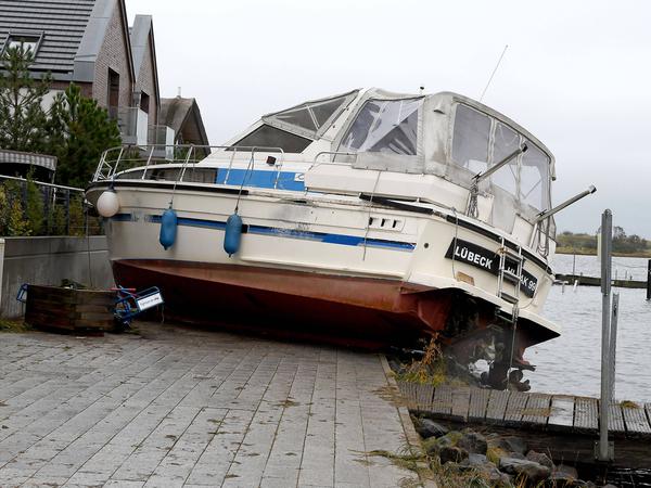 In Heiligenhafen an der Ostsee wurde infolge des Hochwassers ein Boot auf die Promenade geschoben.