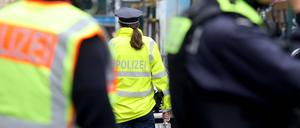 Die Polizei führt in der Schönhauser Allee eine Verkehrskontrolle durch. 