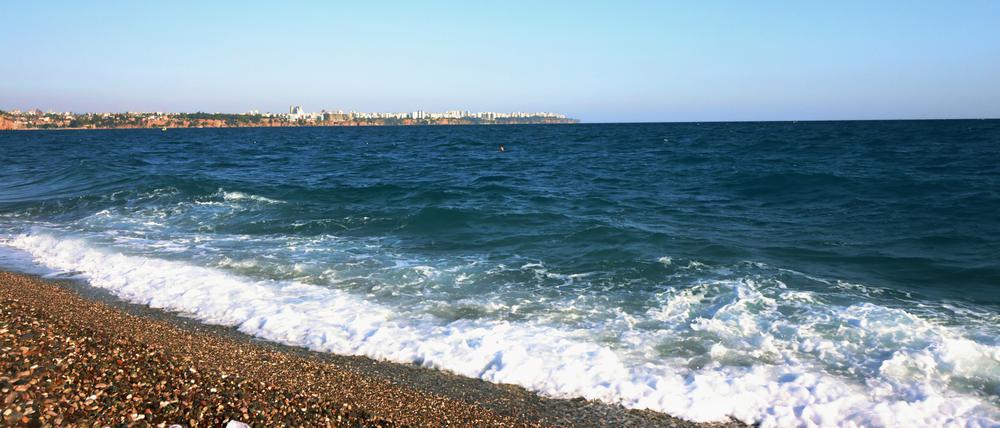 Der Strand von Anatlya an der Mittelmeerküste – hier sind binnen weniger Tage mehrere Leichen angespült worden.